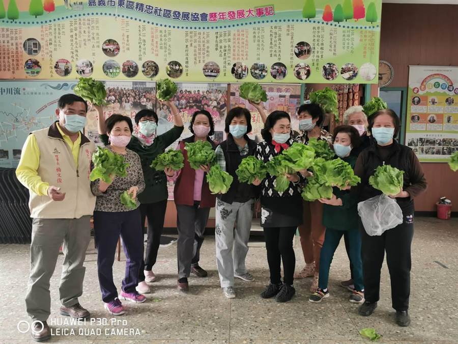 嘉義市政府積極向台灣食物銀行聯合會爭取到500公斤的蔬菜，今14日送到社區照顧關懷據點、花甲食堂，替阿公阿嬤加菜。（嘉義市政府提供／呂妍庭嘉義傳真）