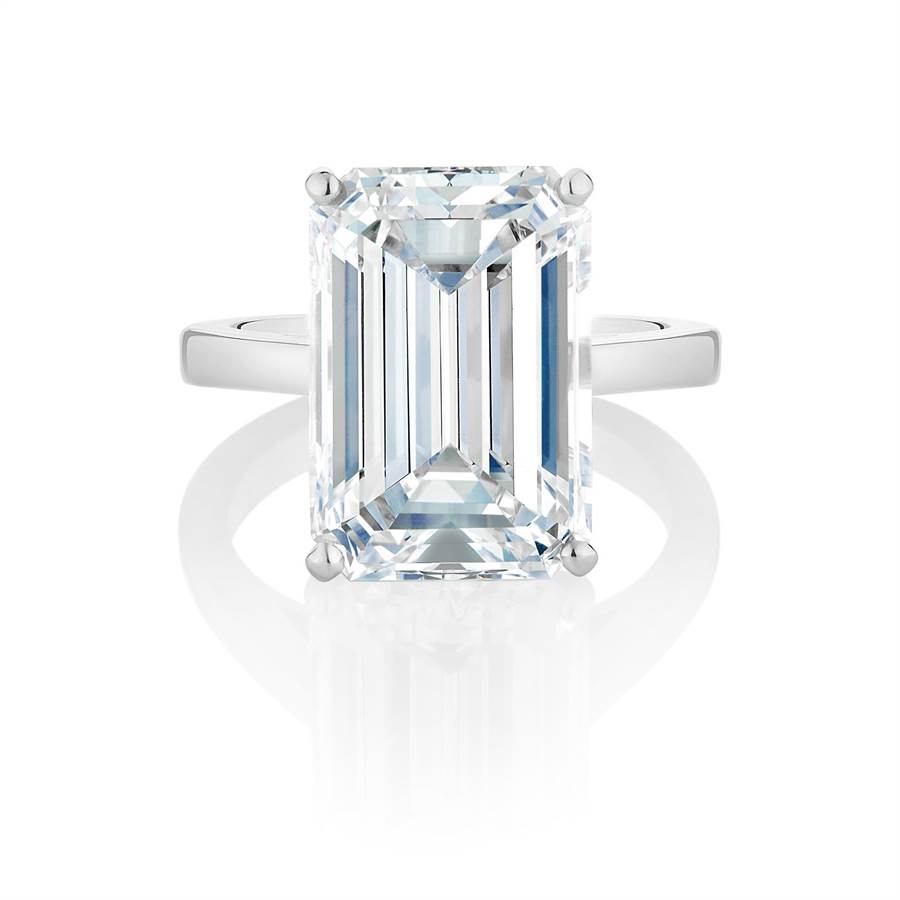 De Beers DB Classic祖母綠形切割鑽石戒指，主鑽11.12克拉，Type IIa等級，約9380萬元。（De Beers提供）