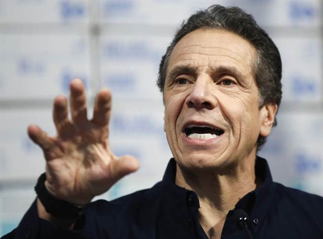 纽约州长古莫（Andrew Cuomo）3月24日在纽约市召开记者会的神情。（路透）