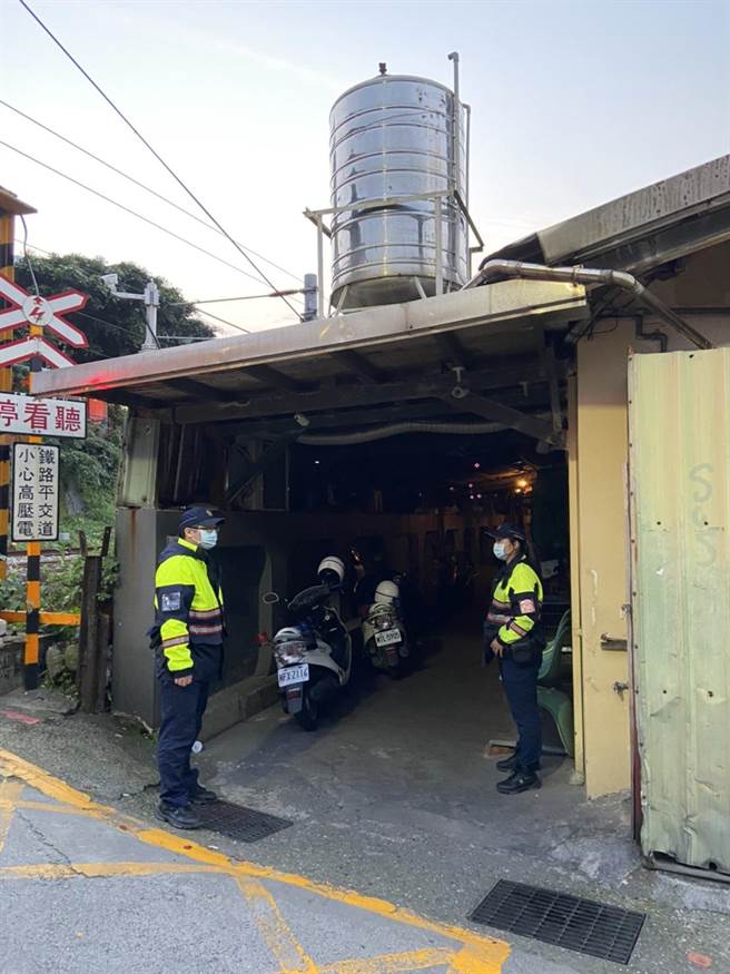 辖区警方白天至铁路街口、街尾站岗查缉，挨批流于作秀。（许家寧翻摄）