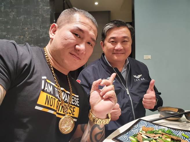 馆长昔日与绿委王定宇合影。(取自馆长脸书)