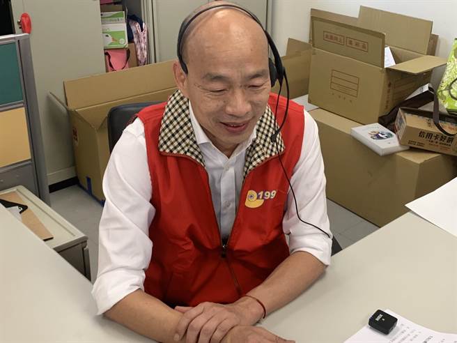 高雄市长韩国瑜日前扮演1999话务中心接线生，向居家检疫民眾介绍市府提供的免费服务。（高市新闻局提供／林宏聪高雄传真）