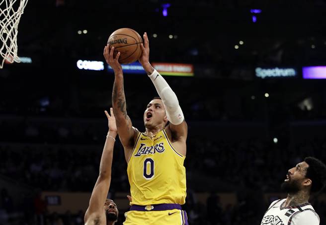 為了防控新冠肺炎，洛杉磯市長賈西提15日說，2021年前可能都不會恢復育賽事，或是音樂會等大型群聚活動，圖為洛杉磯湖人與布魯克林籃網隊的NBA籃球賽事。（美聯社）