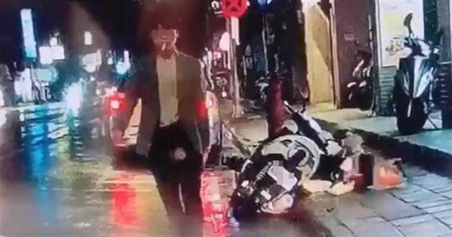 33岁的林姓男子骑着机车前往中正路超商门口准备接姊姊下班，不料传完「我到楼下了」讯息后，却遭23岁王姓男子持生鱼片刀从背部猛刺1刀。(中时资料库)

