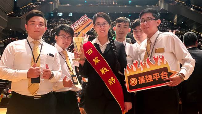 黄黛闵从活动企划转职永庆房屋经纪人，在学长姊们的指导下，第一年就达到年薪百万。