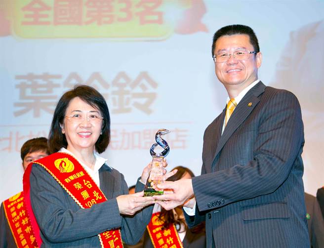 连续６年有巢氏房屋台北松山三民加盟店在叶铃铃店东带领下，年年获全国大奖。
图片／有巢氏房屋提供
