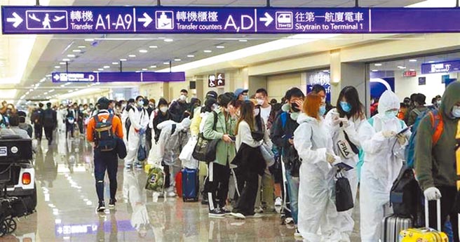 台疫情无症状感染者占7成 2族群比例最高。图为入境检查。（图／本报系资料照片）