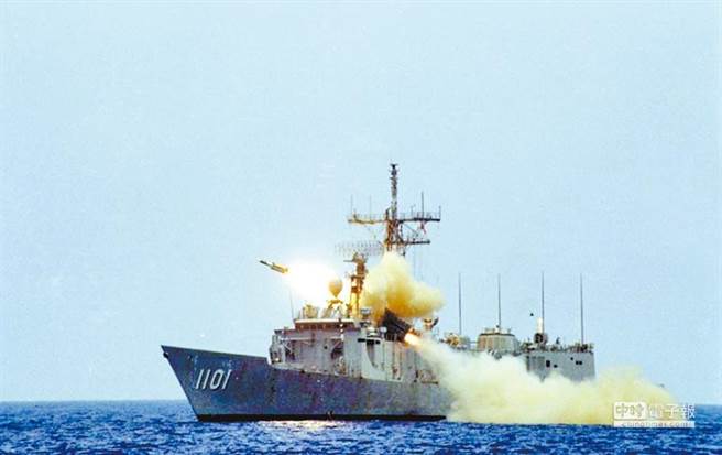 2016年6月22日，雄三飞弹自成功级军舰发射。（图/摘自国家中山科学研究院）