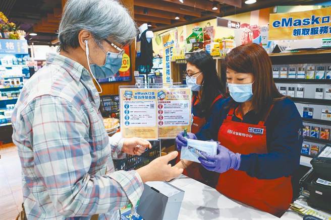 看似口罩成功分流人潮，药局人员摇头表示，「客人的问题也同时『升级』了」。（本报系资料照／邓博仁摄）