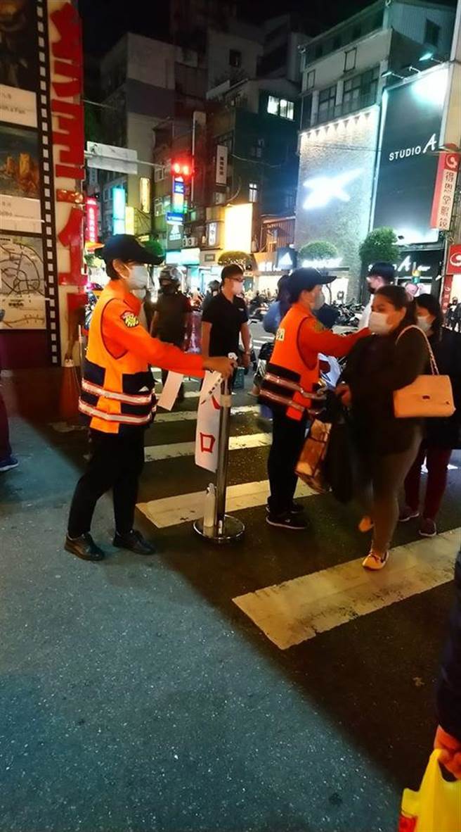 永和樂華夜市義工幫民眾量體溫+噴酒精，夜市防疫不馬虎，讓原PO非常安心。（摘自臉書社團:我是永和人）