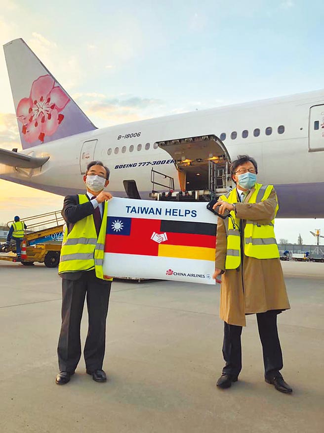 图为台湾援助抗疫的口罩抵达德国。（摘自谢志伟脸书）
