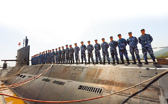 大陆海军339艇为039B型AIP潜艇。图为339艇水兵整装待发。（取自中国军网）