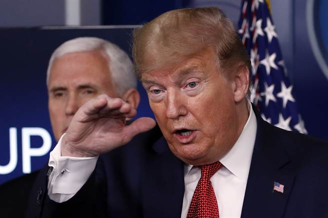 美国总统川普16日在白宫新冠肺炎简报中发表谈话。（美联社）