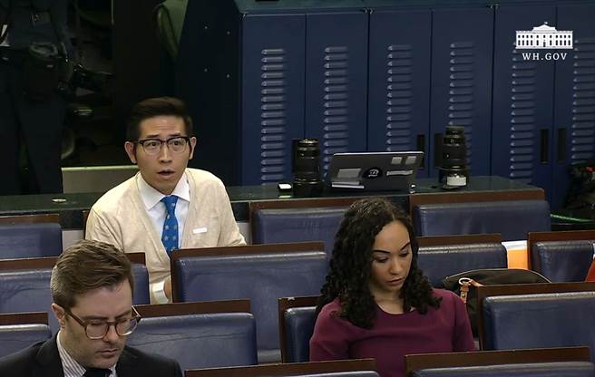 川普18日在推特上转贴一则贴文，指张经义来自台湾却替上海媒体工作，并在转贴文上留言「立刻踢了他！」。图为张经义日前于白宫记者会，对美国总统川普表示，他是来自台湾。（摘自白宫官网）