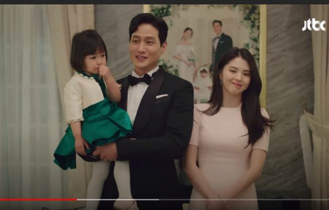 《夫妻的世界》第7集朴海俊与小三韩素希高调开庆功宴。(取自YouTube)