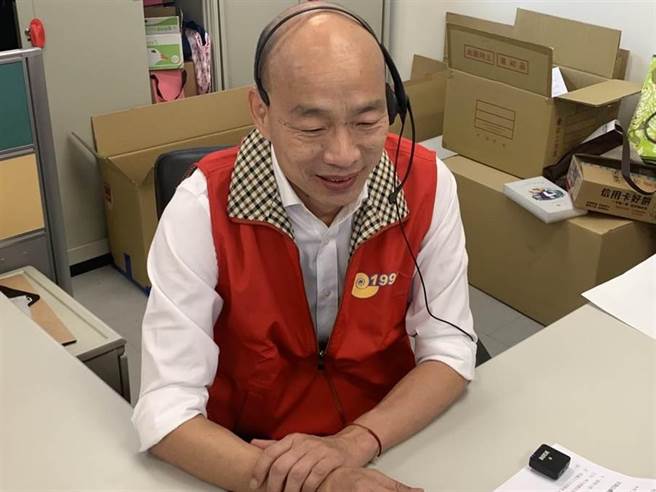 高雄市长韩国瑜日前扮演1999话务中心接线生，向居家检疫民眾介绍市府提供的免费服务。（高市新闻局提供／林宏聪高雄传真）