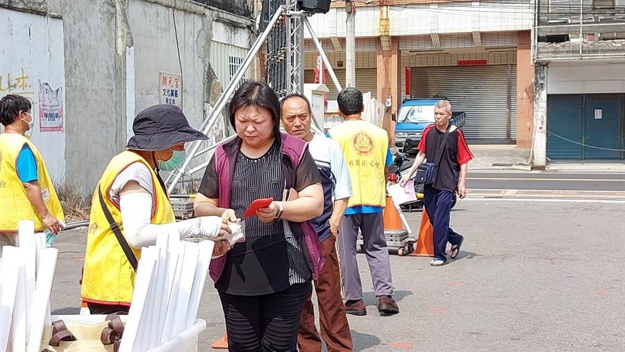 行動佛殿81站抵台中梧棲，主辦單位免費提供口罩、酒精給長者、孕婦及需要的人使用。（王文吉攝）