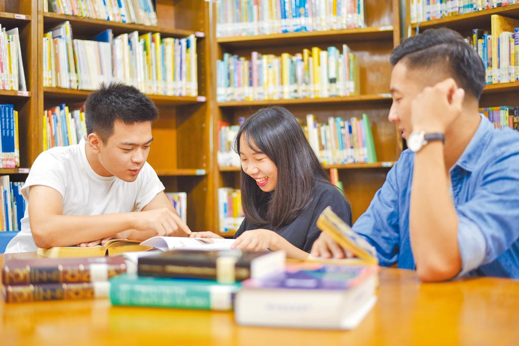 學生課中課後均有大量機會能與老師同學以英語交流與溝通。圖片提供臺北基督學院