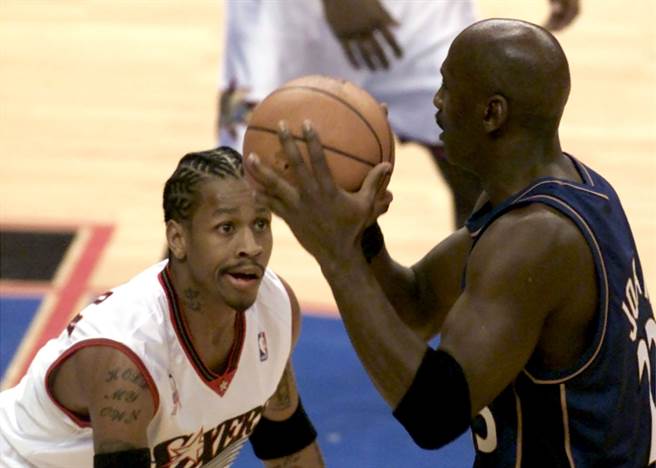 2001年，费城76人队艾佛森(左)防守巫师队乔丹。（美联社资料照）
