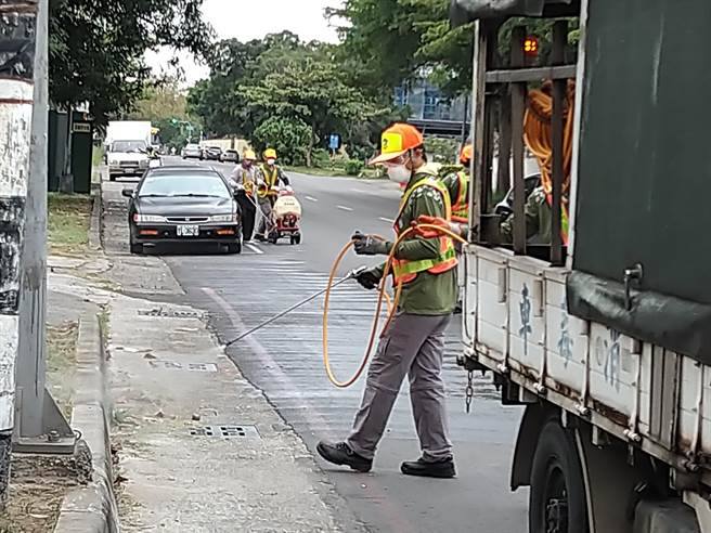 國軍染疫高市環保局派人力到左營海軍基地等各區域進行消毒作業 社會 中時