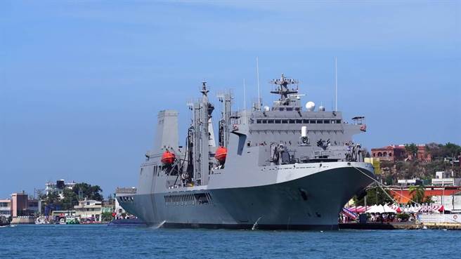 海軍敦睦艦隊的油彈補給艦-磐石軍艦。(圖/翻攝自 海軍司令部官網)

