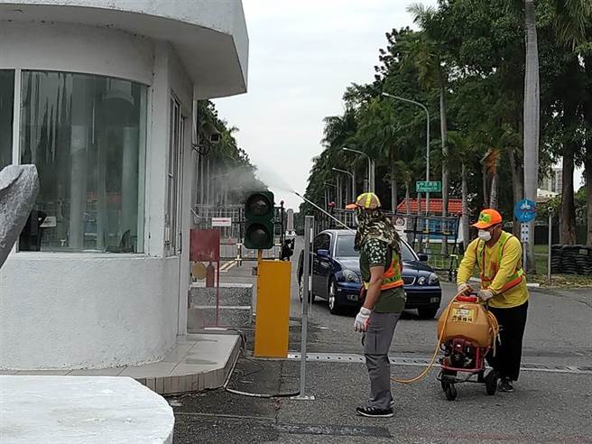 國軍染疫高市環保局派人力到左營海軍基地等各區域進行消毒作業 社會 中時