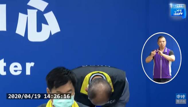 国防部海军司令部副司令梅家树，鞠躬表达歉意。