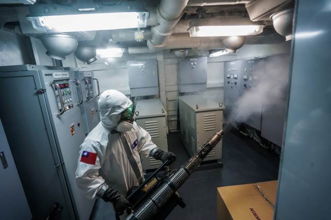 海军磐石舰进行消毒作业。（国防部提供）