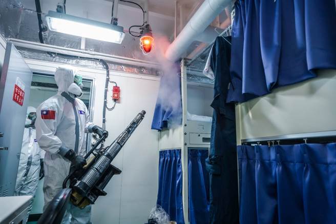 海军病毒源头若在台湾，抗煞名医爆：比公主号恐怖！图为陆军39化兵群执行海军磐石军舰消毒作业。(图/国防部提供)