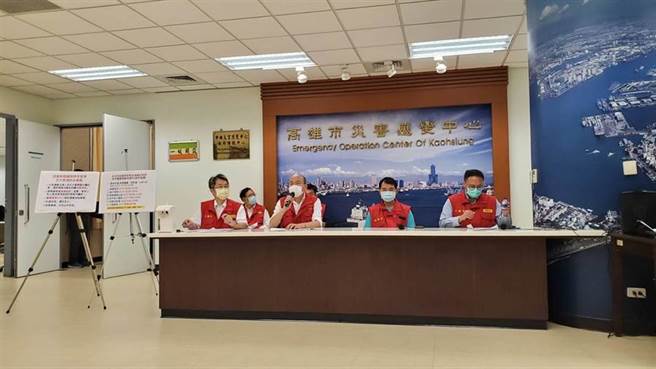 海軍爆軍艦群聚染疫，高市府仍盡力要守住高雄零本土感染，市長韓國瑜周日馬不停蹄視察防疫、加開臨時應變會議，鬆口壓力巨大，會全面加強防堵，不能有破口；24名確診官兵生中有8人設籍高雄，疫調停留超過半小時以上有漢神巨蛋、瑞豐夜市等7處，高市府下令這些地方只准出、不准進，明起閉館1天清消，再由相關檢疫等單位評估是否再准予開館。(劉宥廷攝)