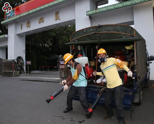 海軍敦睦艦隊傳出3官兵確診新冠肺炎，海軍緊急召回3艘軍艦官兵及學生700多人進行採檢，其中2名確診人員為國防大學政戰學院的學生，因此政戰學院19日宣布將停課兩周，台北市環保局傍晚派員至校門口噴灑漂白水消毒。（陳君瑋攝）