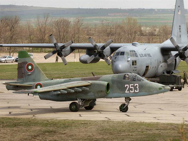 保加利亞的Su-25攻擊機與美國空軍C-130運輸機。(圖/Wikipedia)