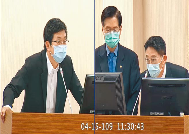 敦睦舰队官兵染疫，海军参谋长敖以智（右）15日在立法院接受立委蔡适应（左）质询时表示，返台检疫的海军敦睦舰队官兵「健康都没有状况」。（摘自立法院议事转播）