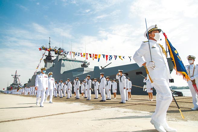 参谋总长黄曙光上将（左）15日主持109年敦睦远航训练支队结训典礼，代表三军统帅蔡英文总统欢迎官兵返台，全体出席人员均戴上口罩。（军闻社）