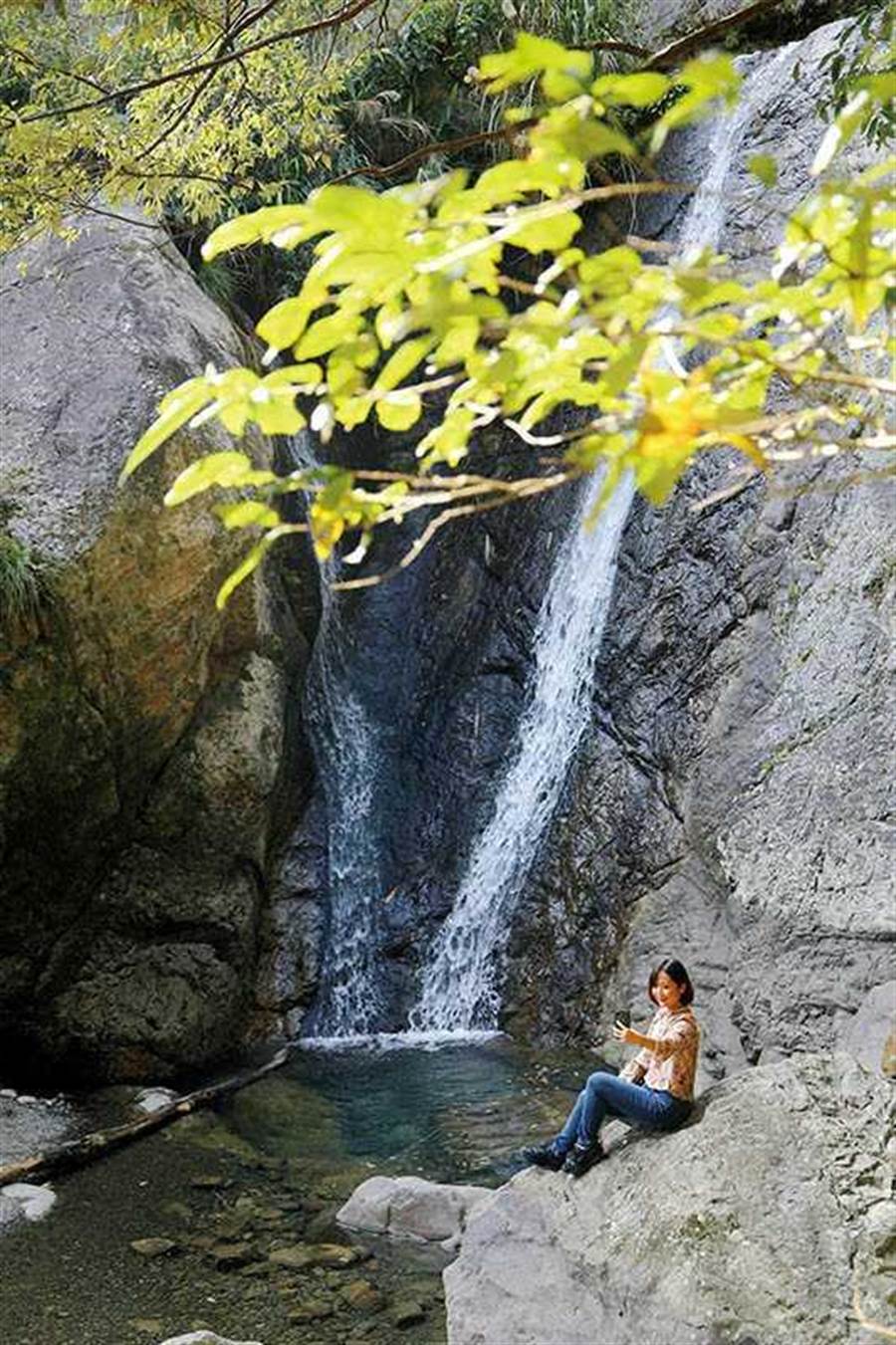 因猴洞坑溪的落差形成的瀑布，與一旁巨石相映，景致秀麗。（圖／于魯光攝）