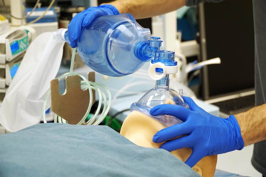 零組件供應困難，讓大陸製造呼吸機產量受限。（shutterstock）