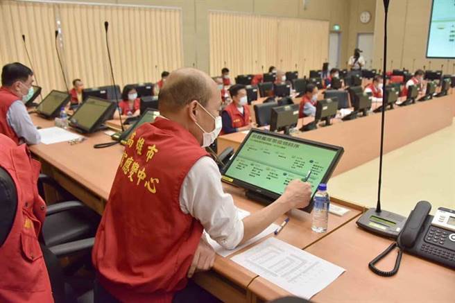 韩国瑜喊8字防疫新口号。海军敦睦舰队24例确诊有8例在高雄，高雄市长韩国瑜主持新冠肺炎高雄疫情临时应变会议。(图/取自 韩国瑜脸书)