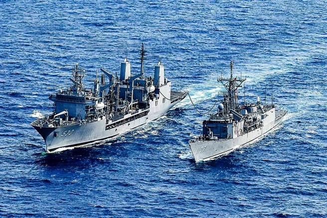 圖為包括磐石號油彈補給艦（舷號530左）、拉法葉級飛彈巡防艦與成功級飛彈巡防艦各1艘組成敦睦艦隊，在海上進行運補等操練情形。（摘自中華民國海軍臉書粉絲專頁）
