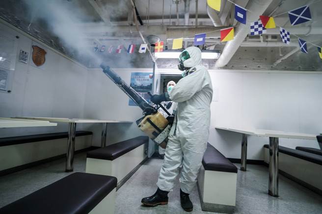 磐石艦疫調黑洞？確診官兵再爆偷下船吃飯逛街。圖為陸軍39化兵群執行海軍磐石軍艦消毒作業。(圖/國防部提供)