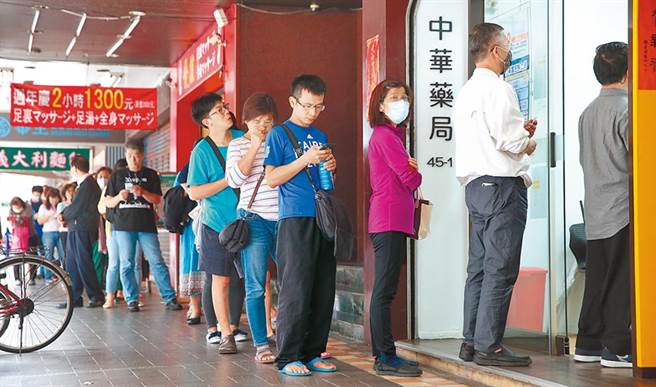 台湾实施口罩实名制已久，你是否因为工作忙碌，经常忘记或错过购买口罩的时机呢？（本报资料照／陈君玮摄）