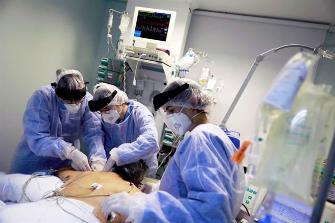 新冠病毒不只攻击患者肺部，最新临床研究发现，重症患者容易併发血栓问题，进而导致中风、心臟方面疾病，对患者构成生命威胁。（资料照／路透社）