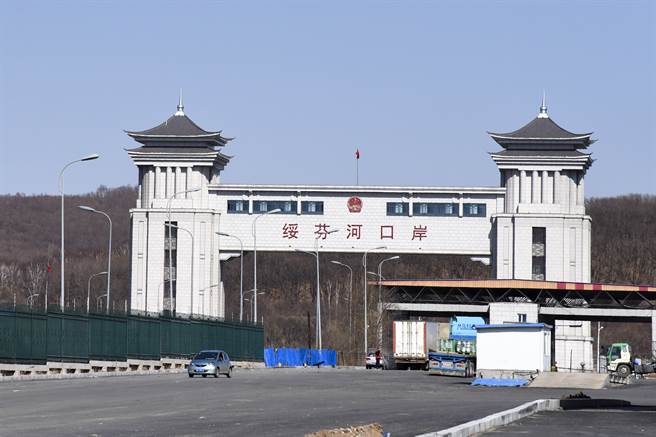 为避免俄罗斯疫情输入，黑龙江绥芬河已关闭口岸，但仍有许多滞留远大陆侨民设法闯关入境以躲避疫情。图为绥芬河海关。（图／新华社）
