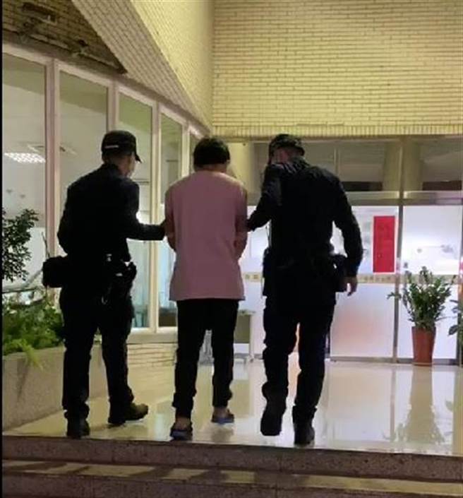 台中市一间按摩院4月20日发生情杀案件，蔡姓女子遭苏姓全盲按摩师（图中）砍杀。（台中市第二分局提供／张妍溱台中传真）