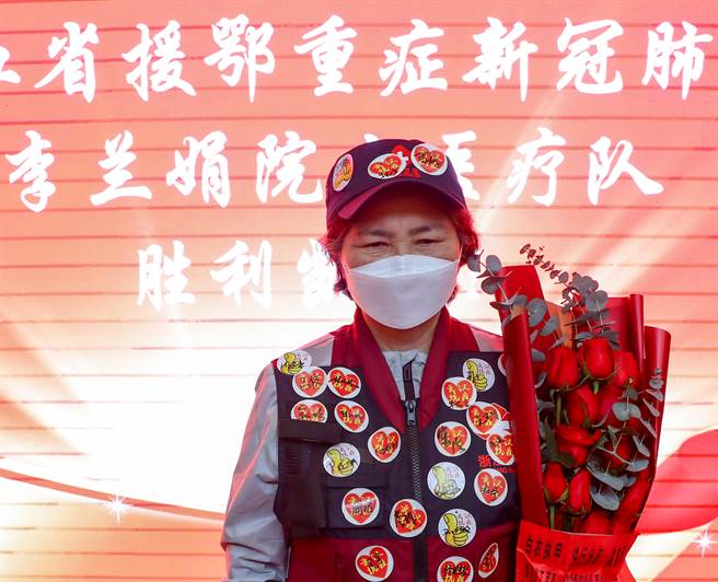 大陆着名传染病学专家李兰娟院士带领的紧急医疗队启程离开武汉，受到各方欢送，身上被送行者贴满祝福贴纸。（图／中新社）