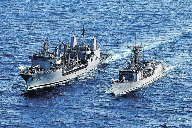 图为包括磐石号油弹补给舰（舷号530左）、拉法叶级飞弹巡防舰与成功级飞弹巡防舰各1艘组成敦睦舰队，在海上进行运补等操练情形。（摘自中华民国海军脸书粉丝专页）