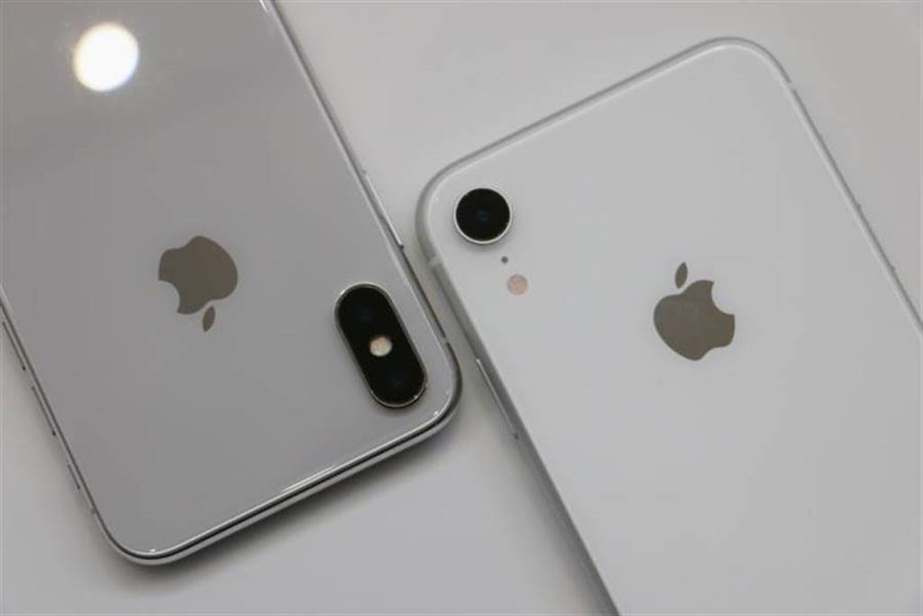 iPhone X銀色與iPhone XR白色(右)。（圖／黃慧雯攝）