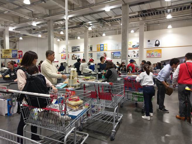 日本人好市多瘋搶口罩！「喪屍推擠」畫面曝光 網一看驚呆。(圖/達志影像)