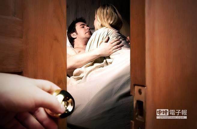 女子假裝出差突返家，目睹愛情長跑7年男友床戰陌生女心碎。（示意圖/達志影像/shutterstock提供）