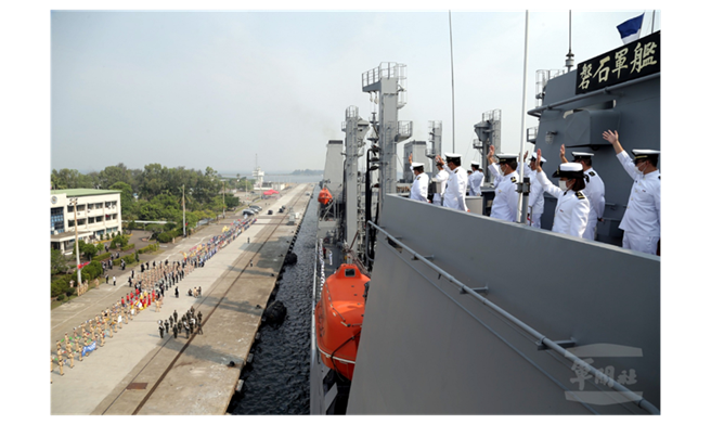 磐石舰抵达左营状况。（军闻社提供）