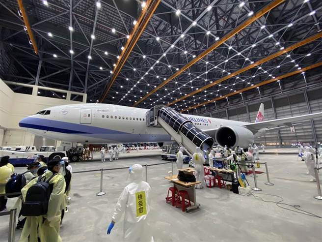 由中华航空公司担纲的第2波第2架次类包机21日晚间21时11分抵达桃园机场，顺利载运229名滞湖北国人回家。（读者提供）